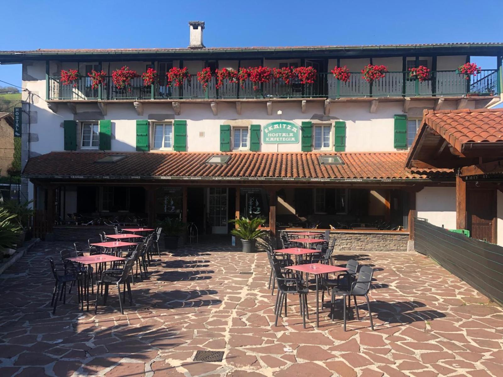 Hostal Ekaitza Hotel Lesaka Exterior photo